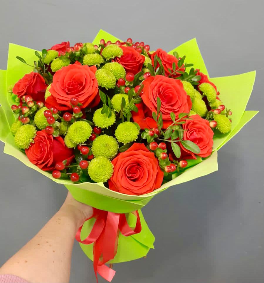 Букет цветов из: Хризантемы и Розы в Рождественно