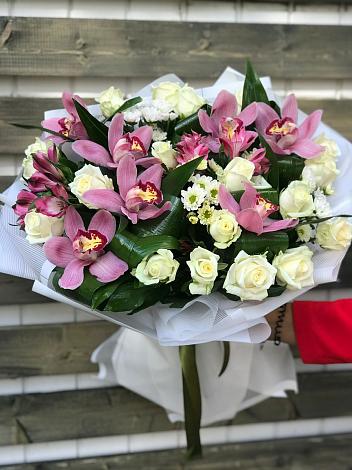 Букет цветов из: Розы и Хризантемы в Рождественно