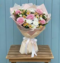 Букет цветов из:  Гвоздики, Орхидеи и Розы в Рождественно