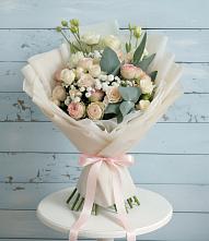 Букет цветов из:  Розы и Лизиантусы в Рождественно
