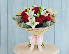 Букет цветов из:  Лилии и Розы в Рождественно
