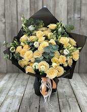 Букет цветов из:  Розы и Лизиантусы в Рождественно