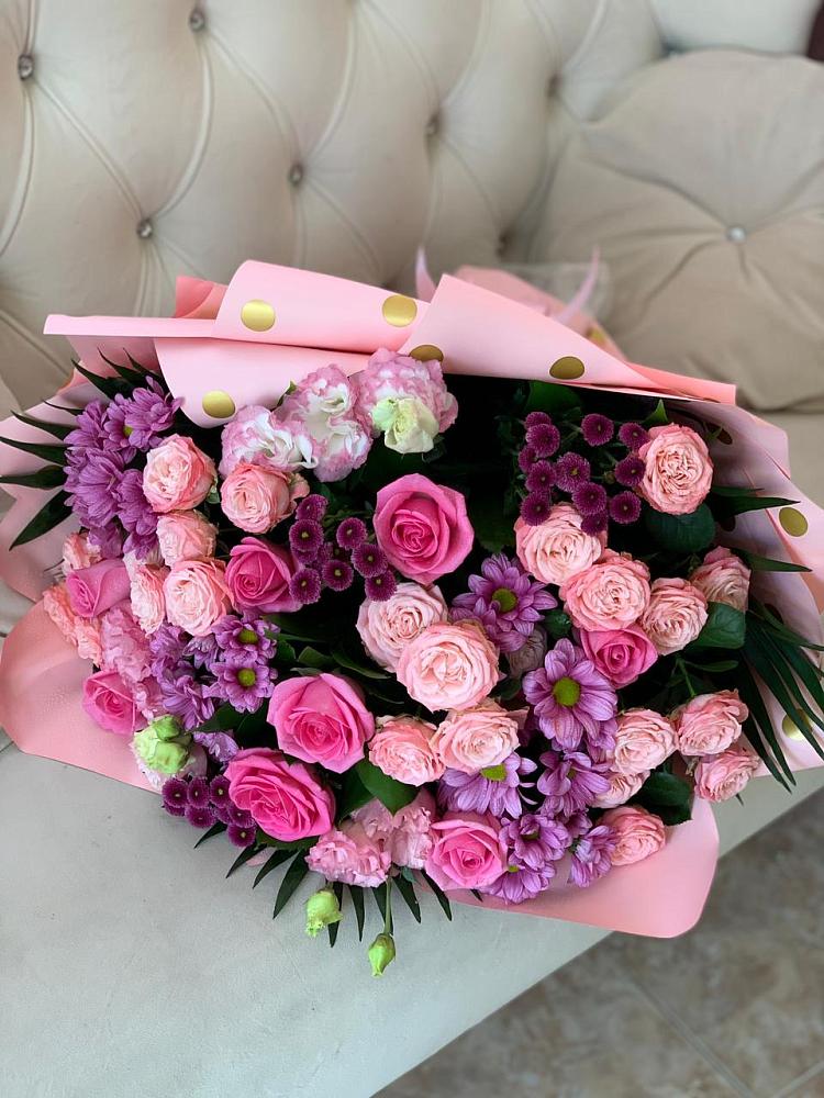 Букет цветов из: Хризантемы, Розы и Лизиантусы в Рождественно