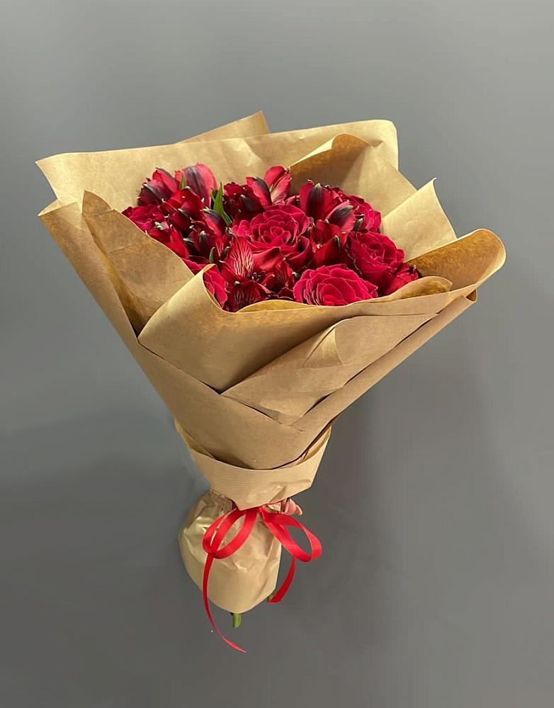 Букет цветов из: Альстромерии и Розы в Рождественно