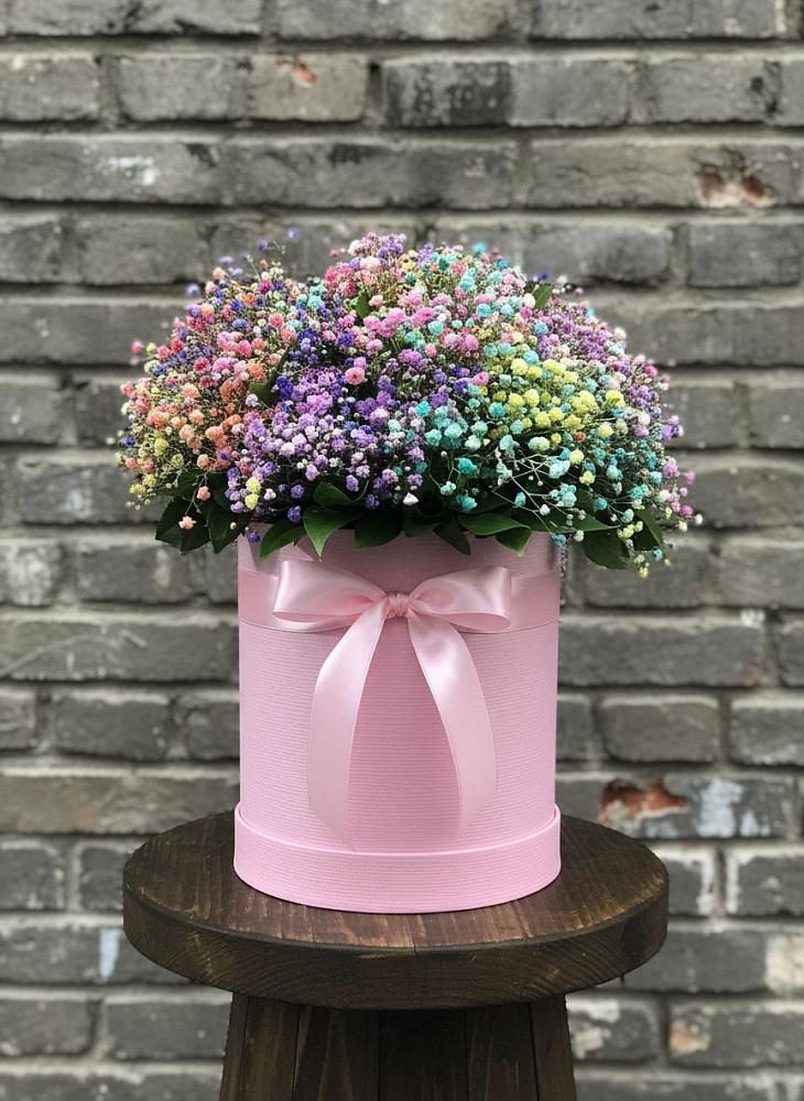 Цветочная композиция из Гипсофила и Розы в шляпной коробке в Рождественно