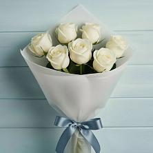 Букет 7 Белых роз Эдлесс Лав в Рождественно