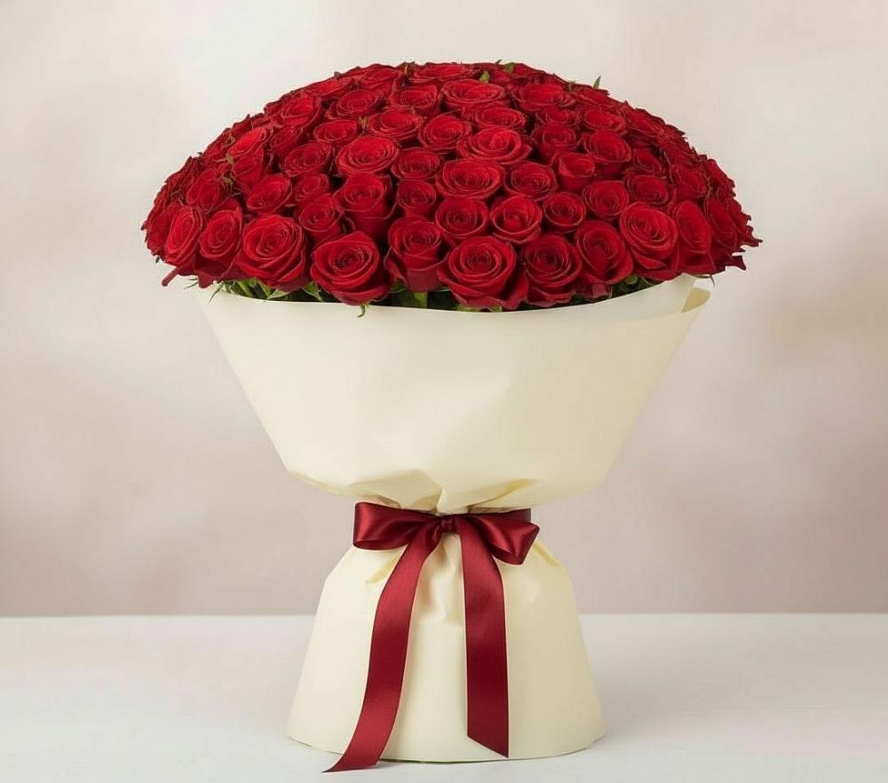 Букет 101 Красная роза Милано в Рождественно