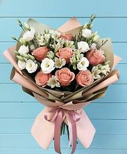 Букет цветов из:  Розы, Альстромерии и Лизиантусы в Рождественно