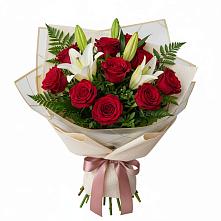 Букет цветов из:  Лилии и Розы в Рождественно
