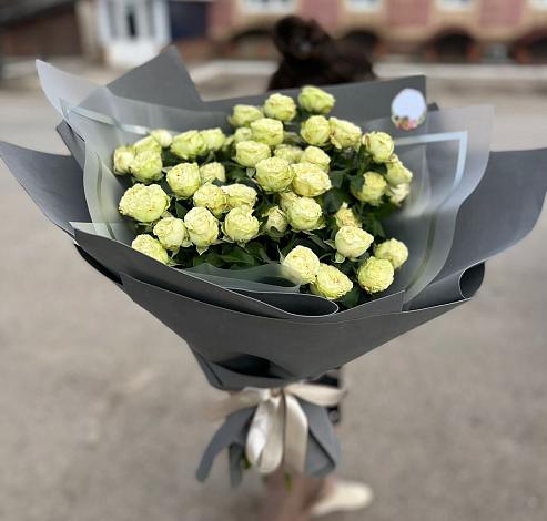 Букет Белые кустовые розы Солинеро в Рождественно