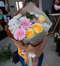 Букет цветов из:  Герберы, Розы и Хризантемы в Рождественно