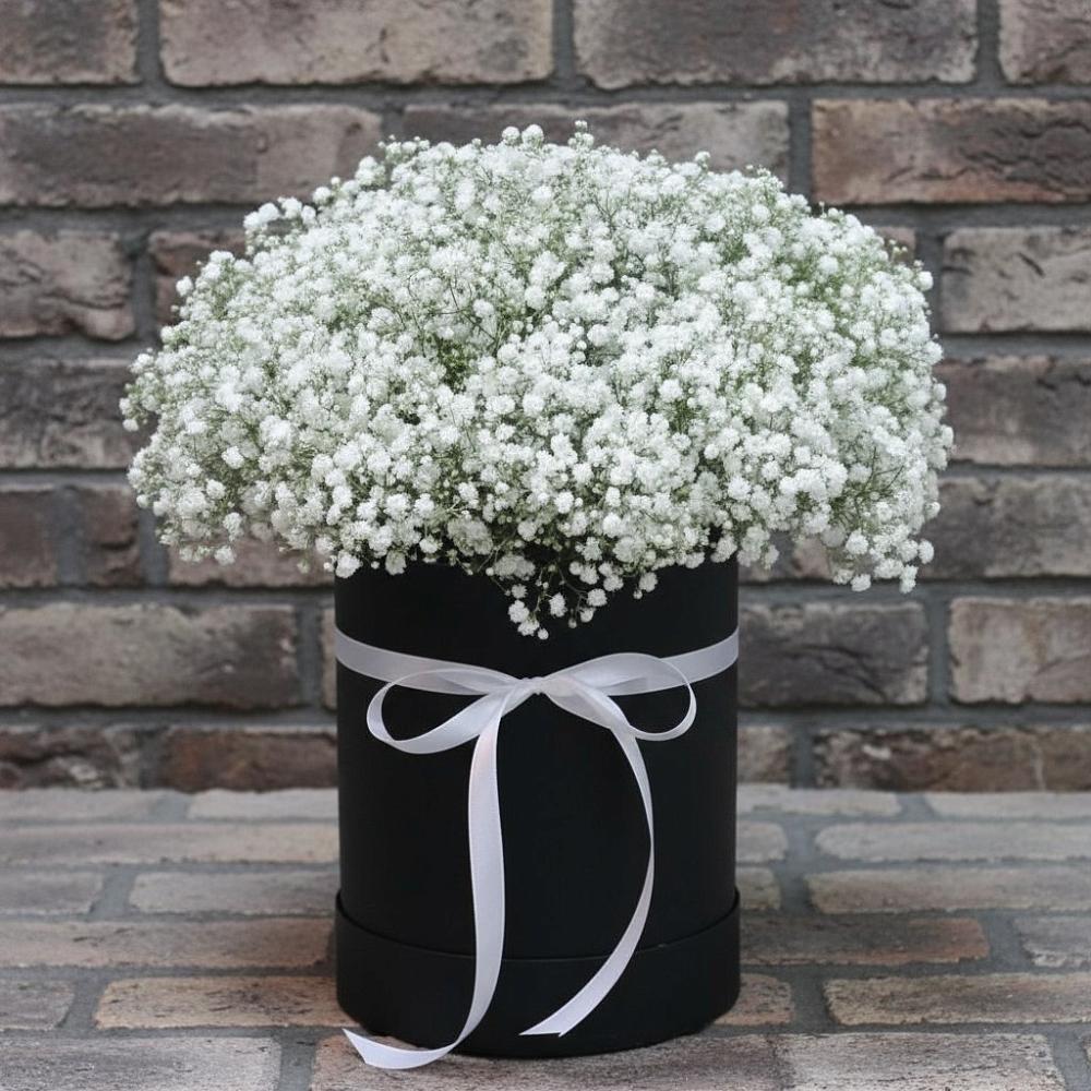 Цветочная композиция из Гипсофила в шляпной коробке в Рождественно