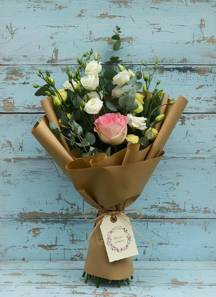 Букет цветов из: Розы и Лизиантусы в Рождественно