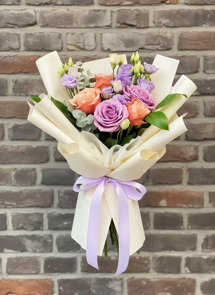 Букет цветов из: Лизиантусы и Розы в Рождественно