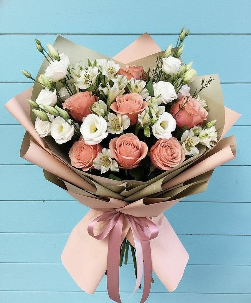 Букет цветов из: Розы, Альстромерии и Лизиантусы в Рождественно