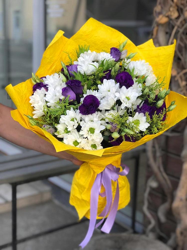 Букет цветов из: Ирисы, Хризантемы и Ромашки в Рождественно
