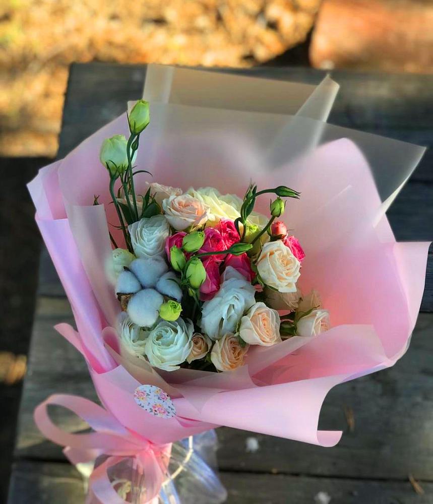 Букет цветов из: Розы и Лизиантусы в Рождественно