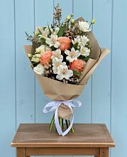 Букет цветов из:  Альстромерии, Лизиантусы, Розы и Хризантемы в Рождественно