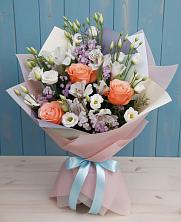 Букет цветов из:  Лизиантусы, Розы, Альстромерии и Гипсофила в Рождественно