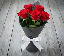 Букет 5 Красных роз Эдлесс Лав в Рождественно