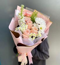 Букет цветов из:  Хризантемы и Розы в Рождественно