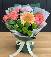 Букет цветов из:  Гвоздики, Розы, Герберы и Хризантемы в Рождественно