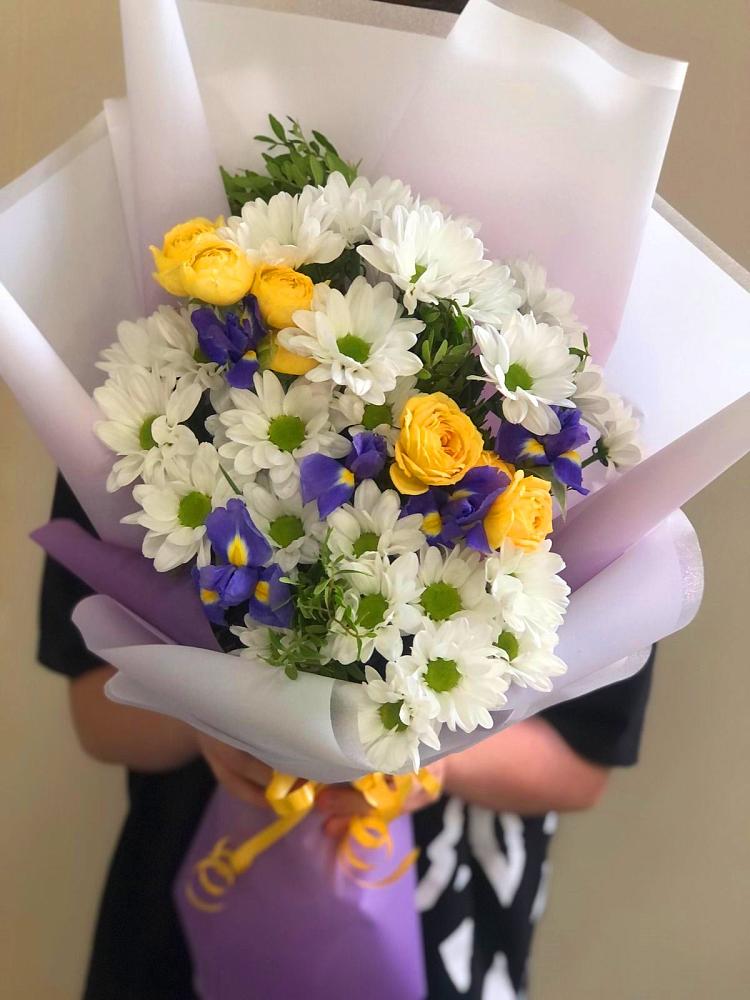 Букет цветов из: Ирисы, Хризантемы и Розы в Рождественно