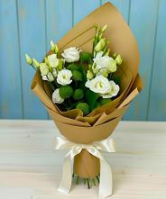 Букет цветов из:  Хризантемы и Лизиантусы в Рождественно