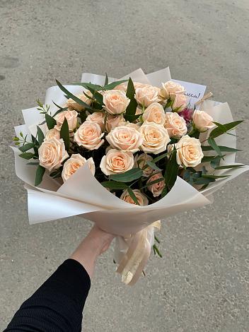 Букет Кремовые розы Латте в Рождественно