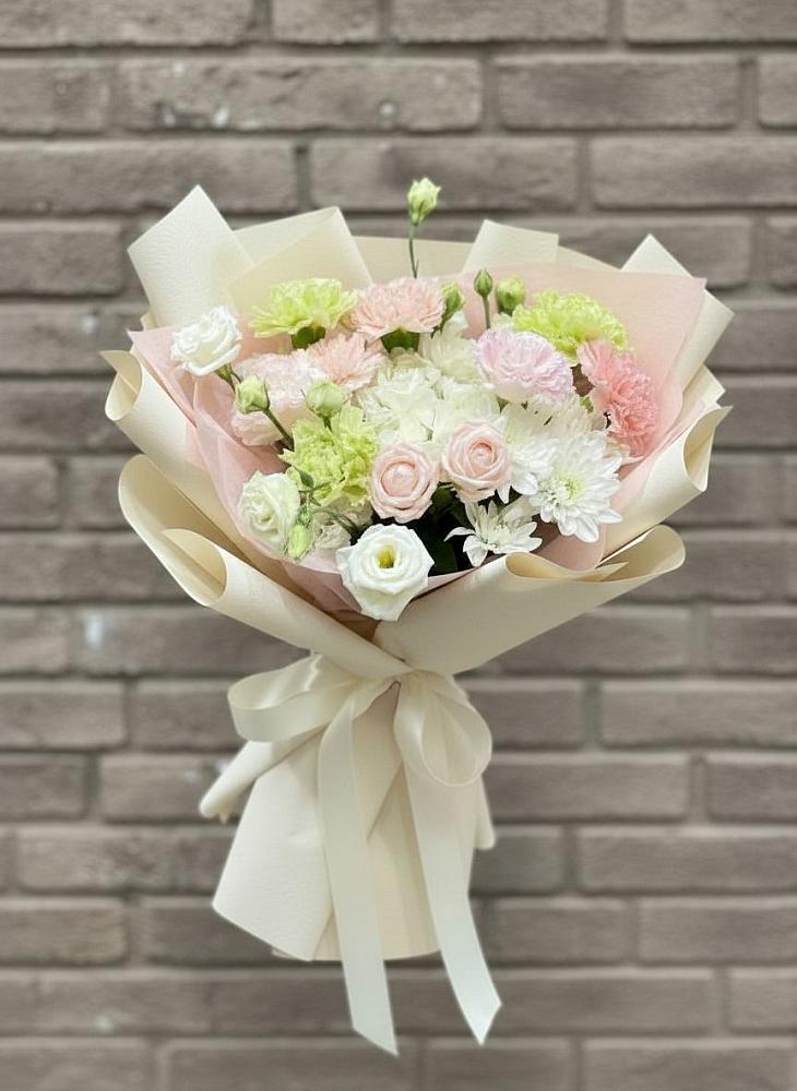 Букет цветов из: Гвоздики, Розы, Лизиантусы и Хризантемы в Рождественно