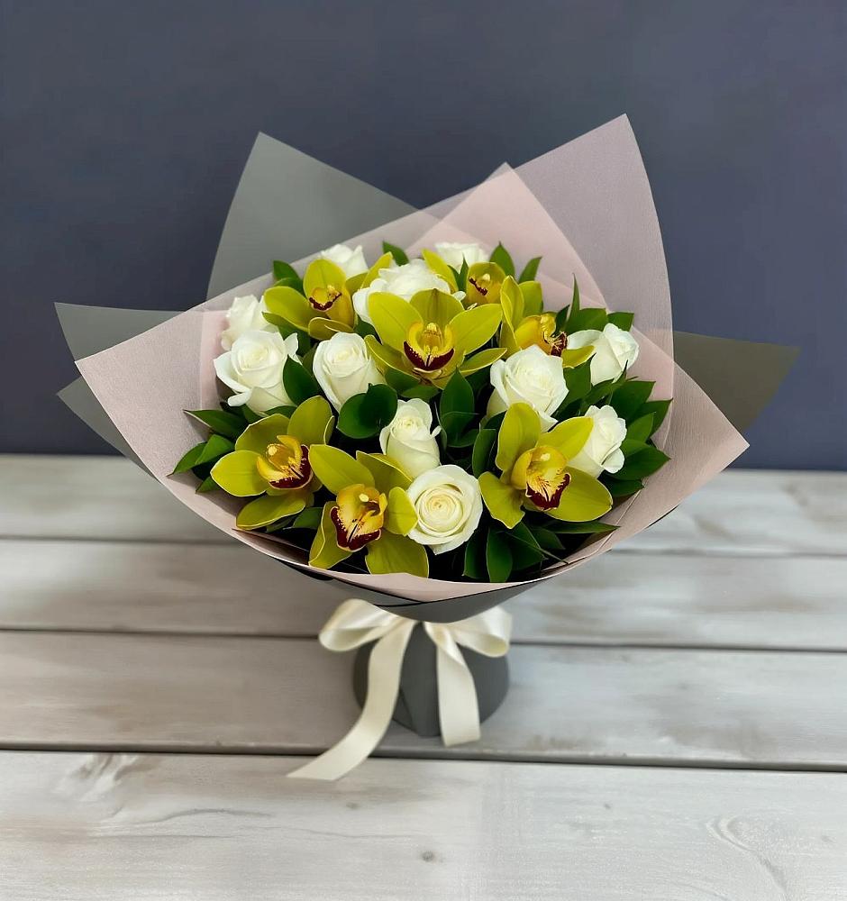 Букет цветов из: Орхидеи и Розы в Рождественно