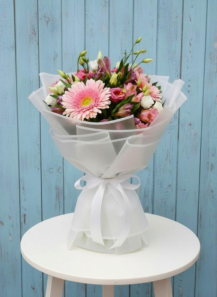 Букет цветов из: Герберы, Альстромерии и Лизиантусы в Рождественно