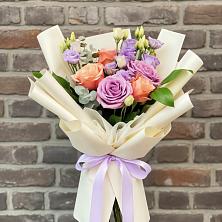 Букет цветов из:  Лизиантусы и Розы в Рождественно