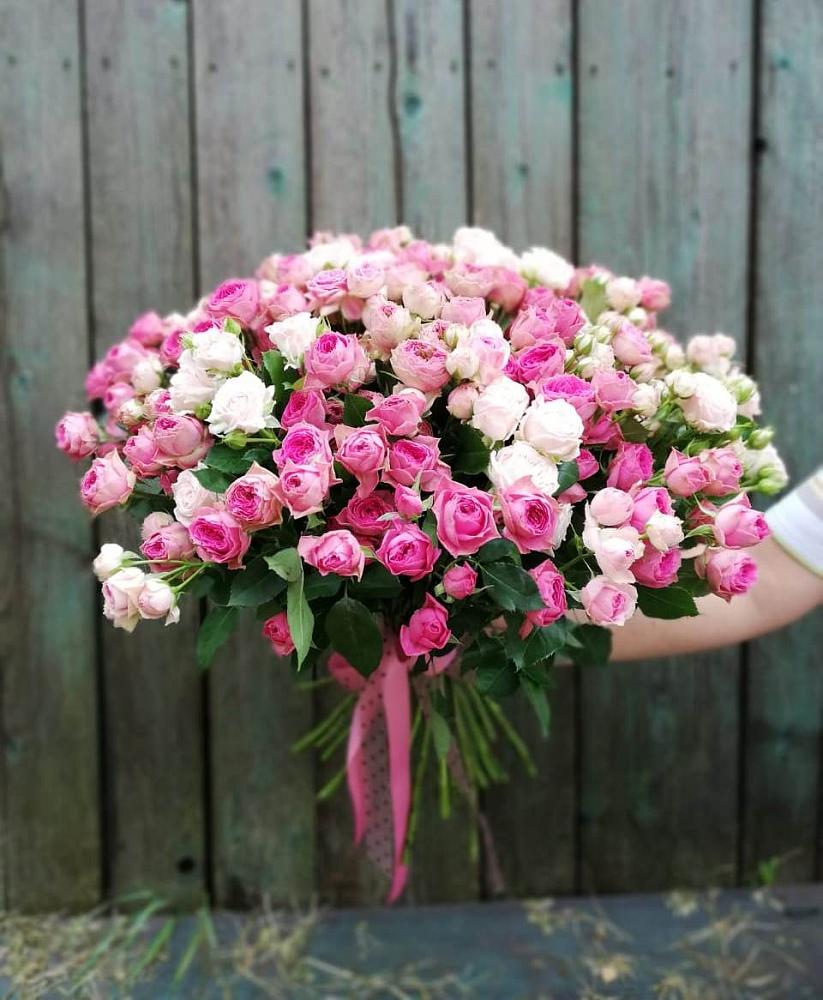 Букет Розовые кустовые розы Натали и Лав Лидия в Рождественно