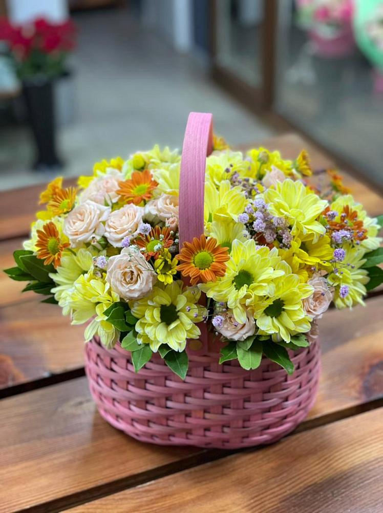 Цветочная композиция из Хризантемы и Розы в корзине в Рождественно