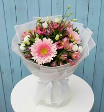 Букет цветов из:  Герберы, Альстромерии и Лизиантусы в Рождественно