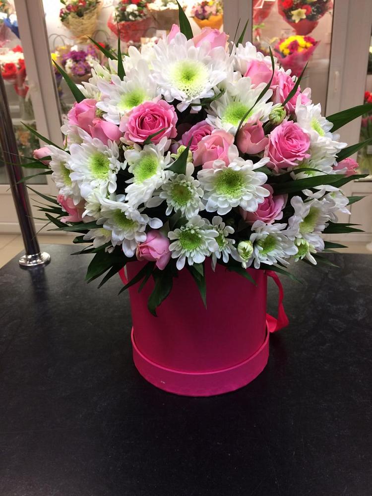 Цветочная композиция из Розы и Хризантемы в шляпной коробке в Рождественно