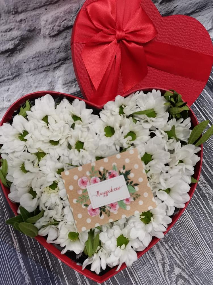 Цветочная композиция из Хризантемы в виде сердца в Рождественно