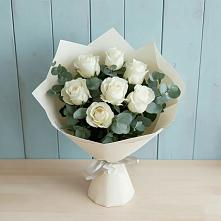 Букет Белые розы в Эвкалипте в Рождественно