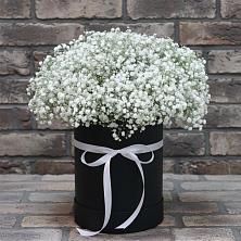 Цветочная композиция из Гипсофила в шляпной коробке в Рождественно