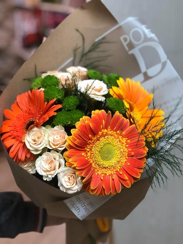 Букет цветов из: Герберы, Хризантемы и Розы в Рождественно