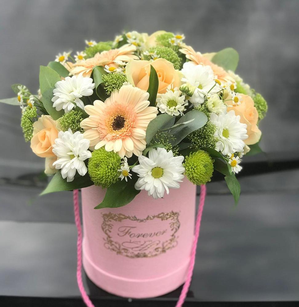 Цветочная композиция из Розы, Герберы и Хризантемы в шляпной коробке в Рождественно