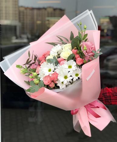 Букет цветов из: Розы, Лизиантусы и Хризантемы в Рождественно