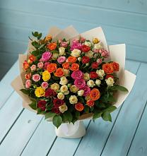Букет Микс из разноцветных кустовых роз в Рождественно