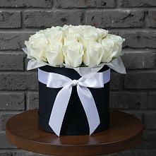 Цветочная композиция из Розы в шляпной коробке в Рождественно